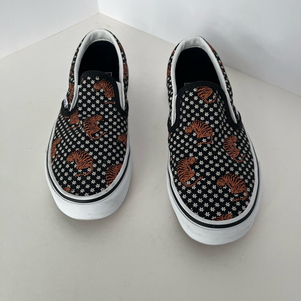 Vans Women’s Tiger/Floral Print Size 8 Like New Condition